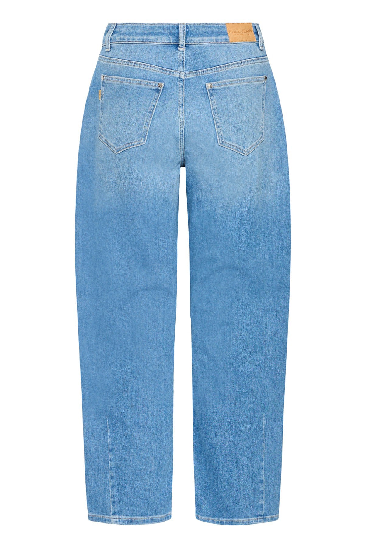 Medium blå denim jeans med høj talje og barrel leg, baglommer og læderlogo bagpå.