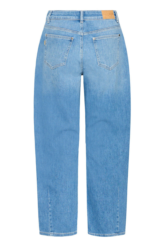 Lyseblå højtaljede jeans med barrel fit og to baglommer, rå kant nederst.
