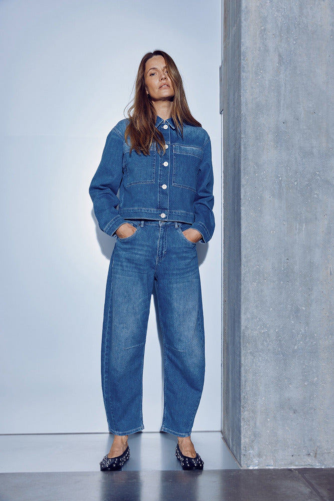 Medium blå højtaljede jeans med barrel fit, afslappet pasform og lommer foran.