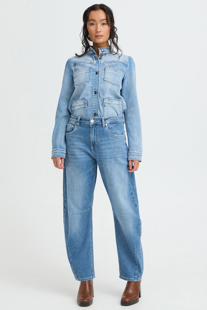 Lys blå højtaljede jeans med barrel fit, afslappet pasform og lommer foran og bagpå.