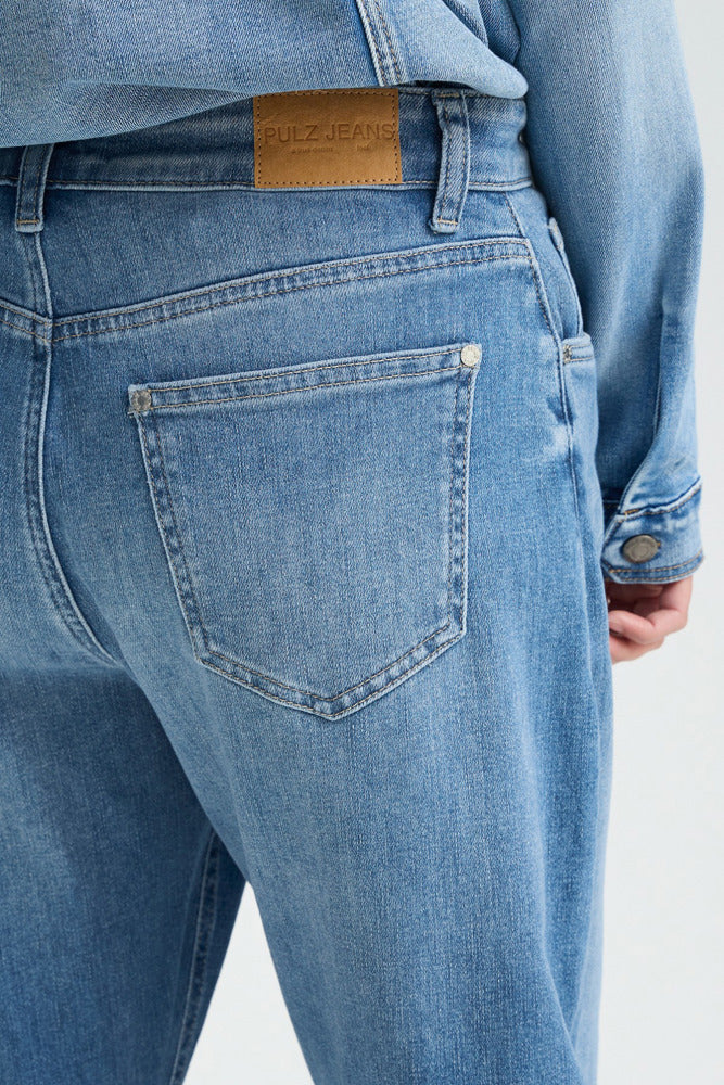 Højtaljede medium blå jeans med barrel fit, baglomme og synlige sømme.