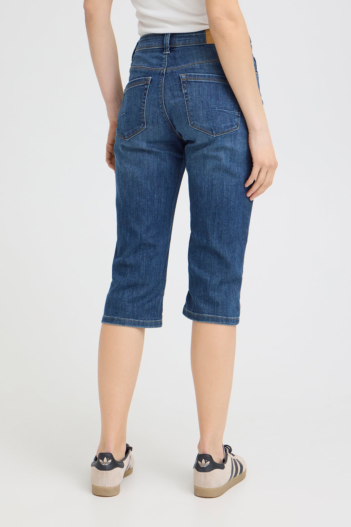 Højtaljede denim capri jeans i medium blå med baglommer og smalle ben.