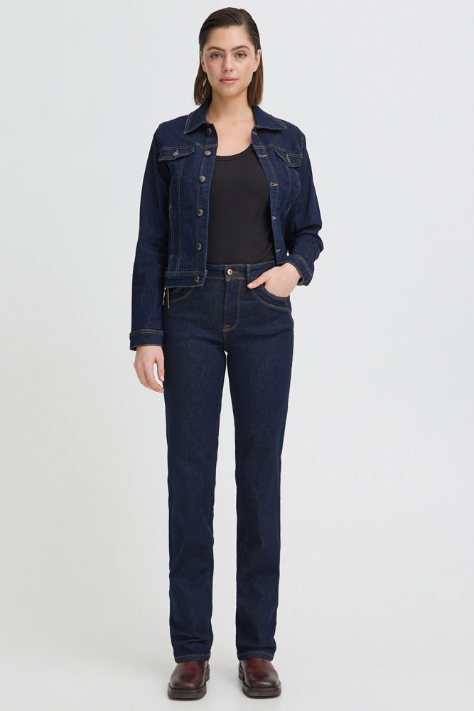Højtaljede mørkeblå jeans med lige ben og femlommesdesign på model.