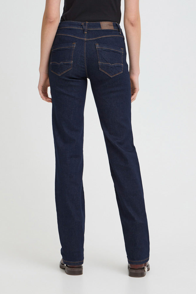 Højtaljede jeans i u-vasket mørkeblåt denim med lige ben og synlige orange stikninger bagpå.