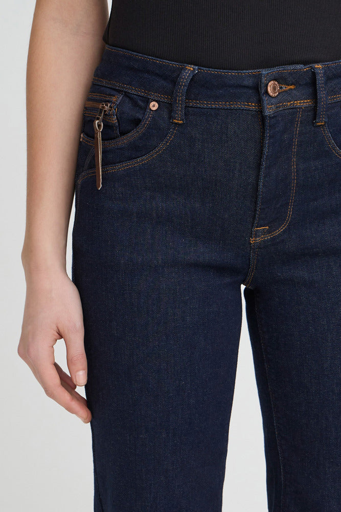 Højtaljede jeans i mørk un-washed denim med lige ben og kobberfarvede knapper og lynlås.