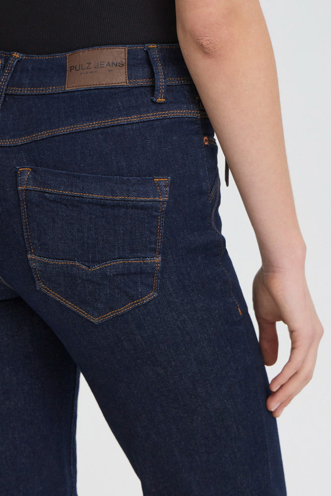Blå højtaljede jeans med lige ben og baglomme, rå denim og læderlabel ved linning.