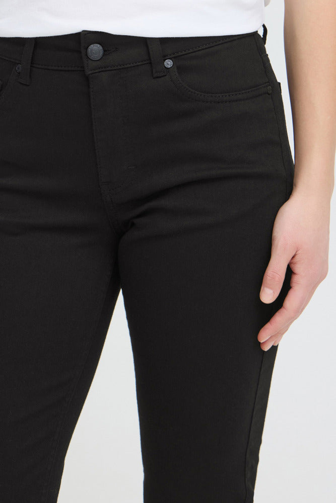 Højtaljede sorte jeans i denim med lige ben og klassiske lommer foran.