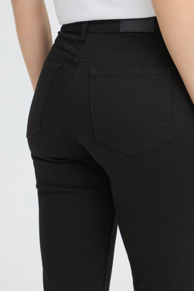 Sort højtaljede jeans med lige ben og baglommer i sort denim.