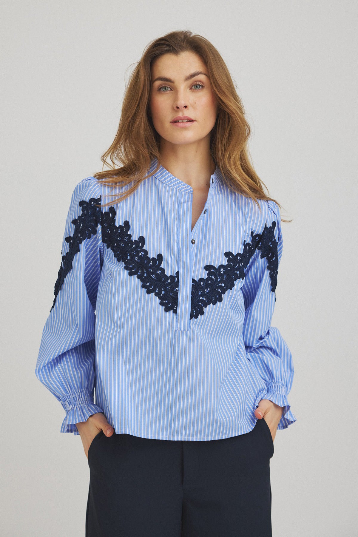 Hanna - Stribet bluse med broderi