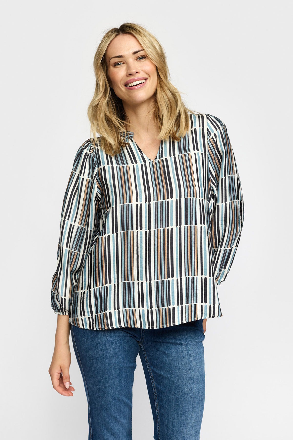 Bluse med v-hals og lodrette blå, hvide og sorte striber, løstsiddende design med lange ærmer.