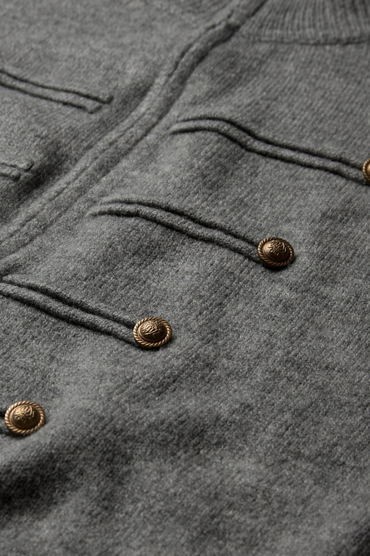 Strikket cardigan med lynlås og dekorative knapper