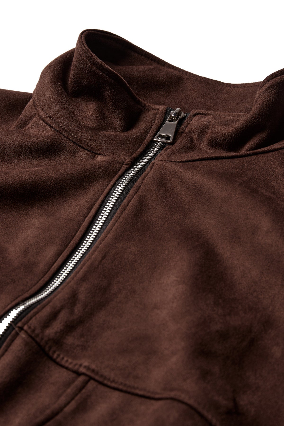 Kort brun bomberjakke i ruskindslignende kvalitet med høj krave, lynlås og synlige stikninger.
