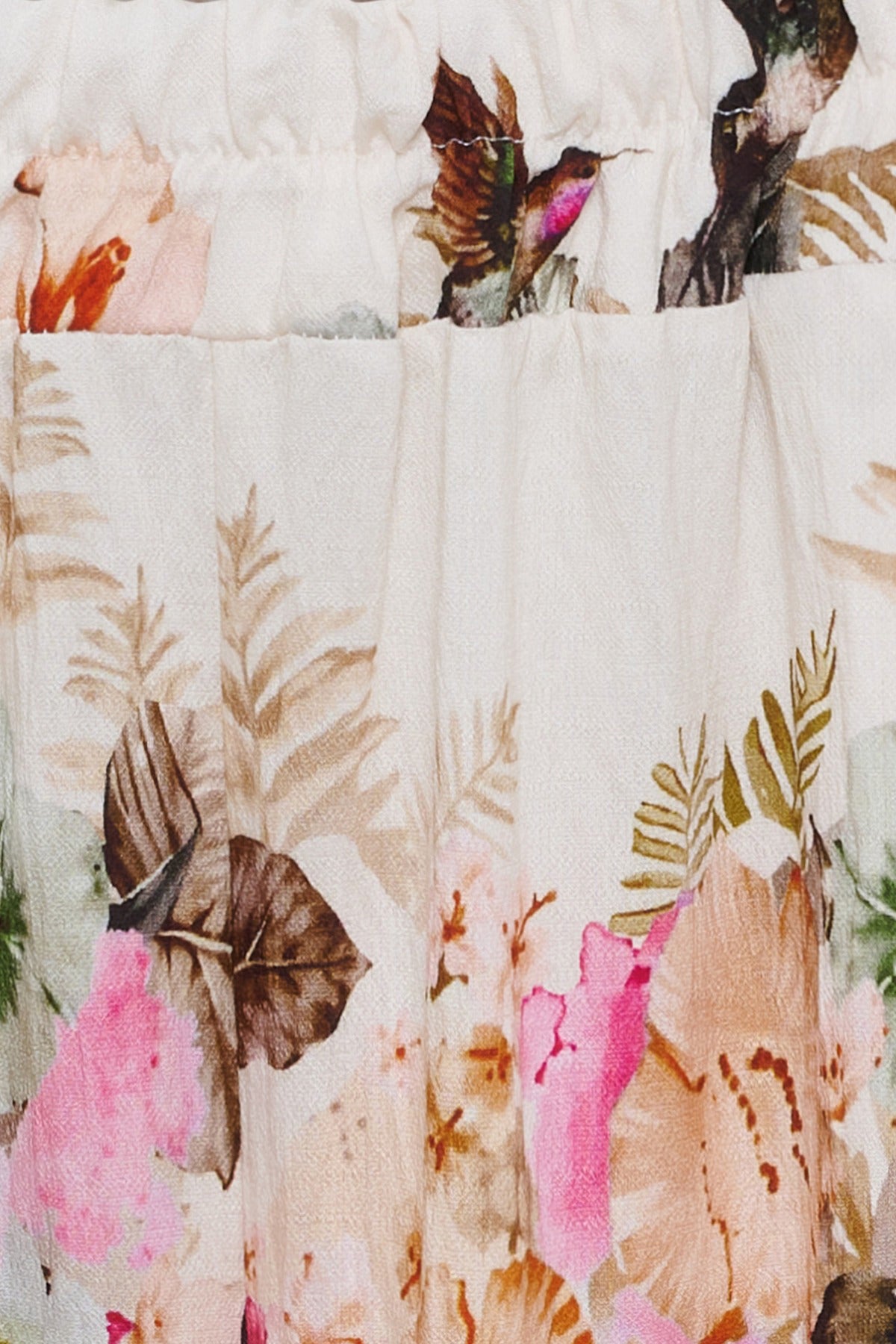 Brede camelfarvede bukser med blomster- og sommerfuglemotiv i lyserøde og brune nuancer.