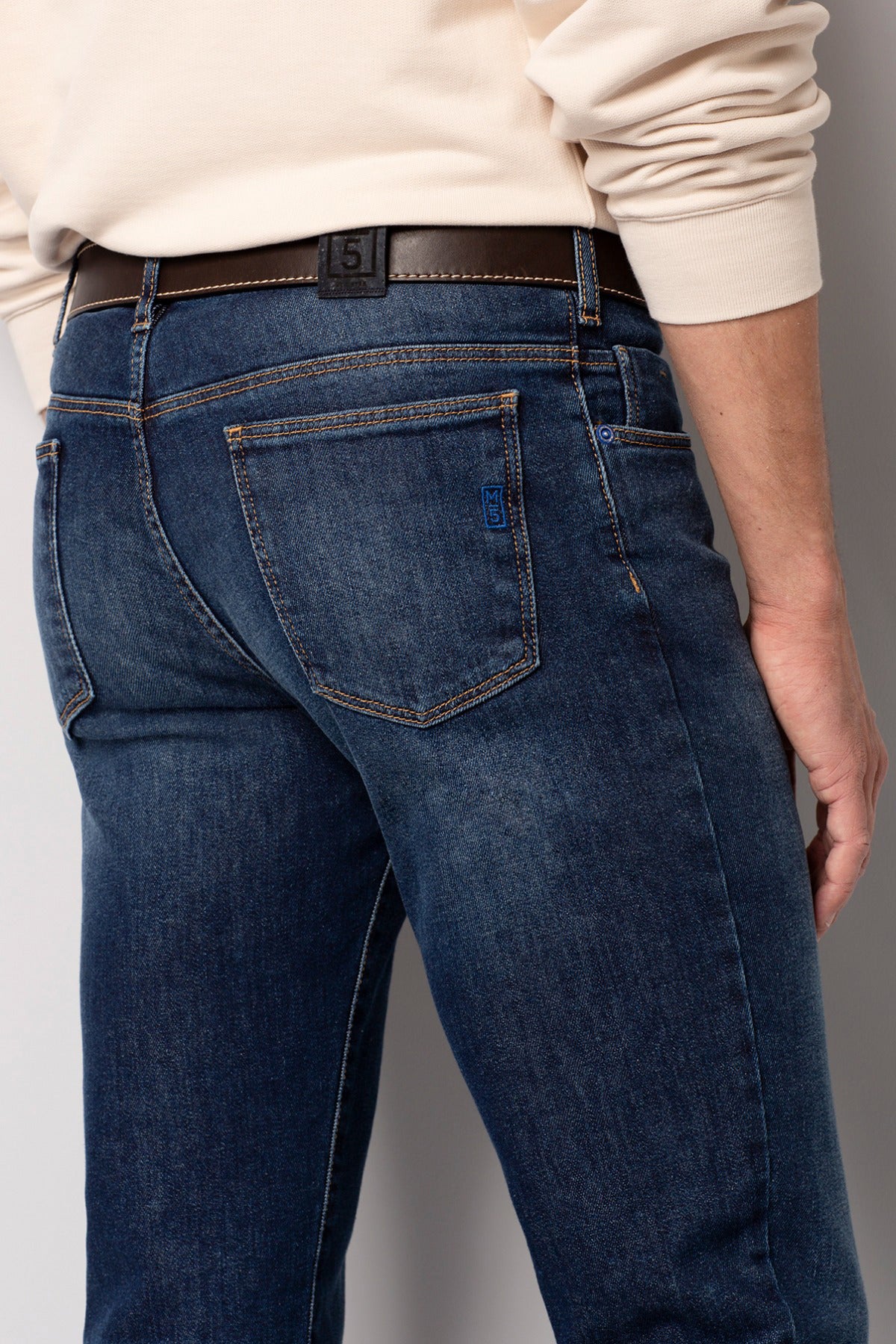 Blå slim fit jeans med mørk vask og synlige baglommer i denim.