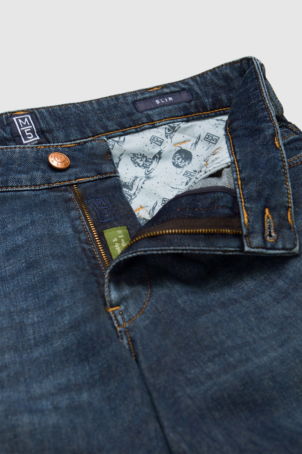Mørkeblå slim fit jeans med kobberfarvet knap og detaljeprint på inderlomme.