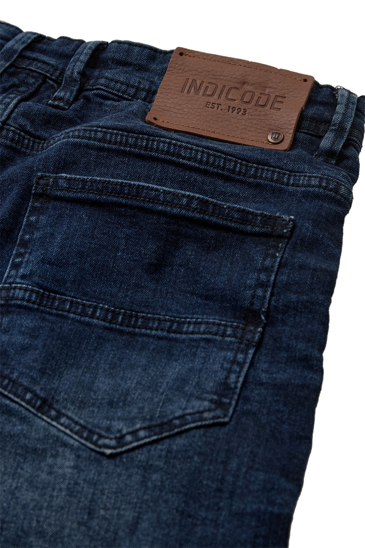 Knælange denim knickers i medium indigo med baglomme og brun læderlabel på linning.