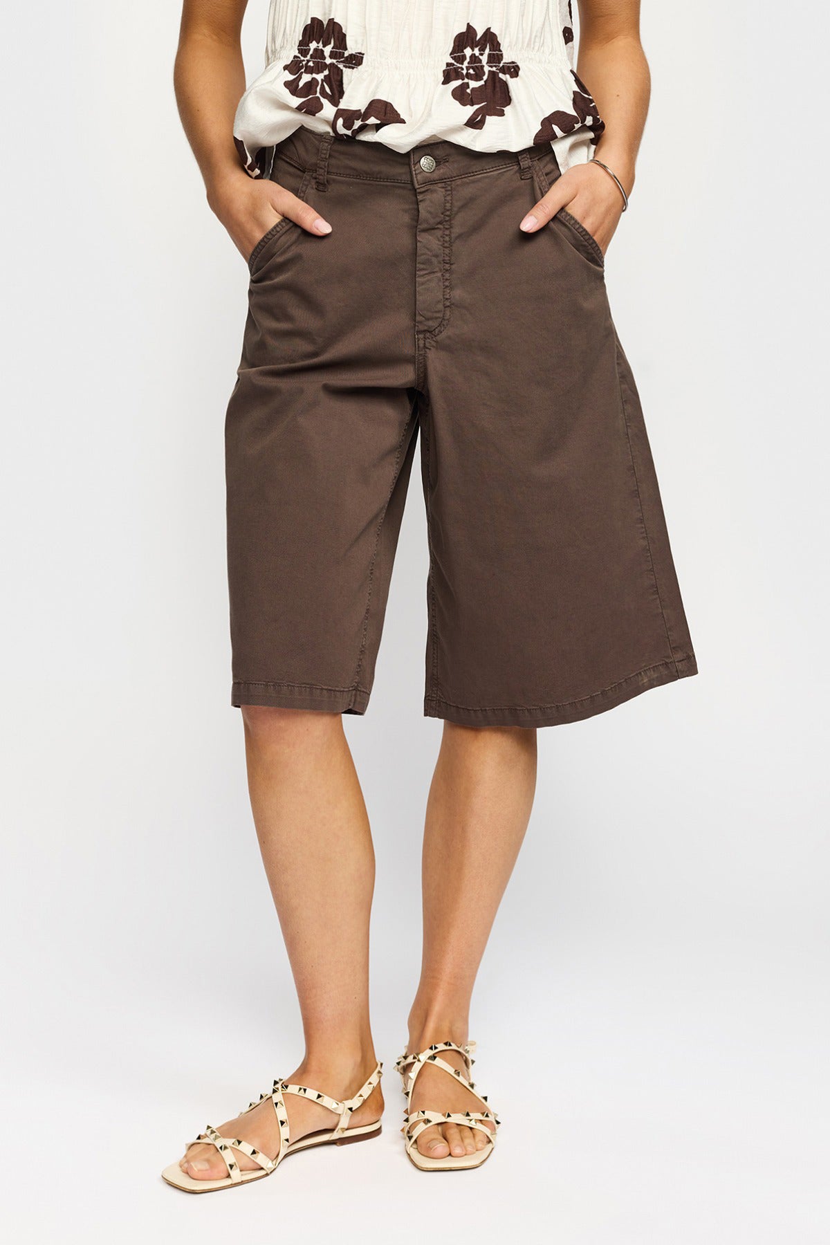 Brune lange vide shorts med lommer og knaplukning foran, afslappet pasform.