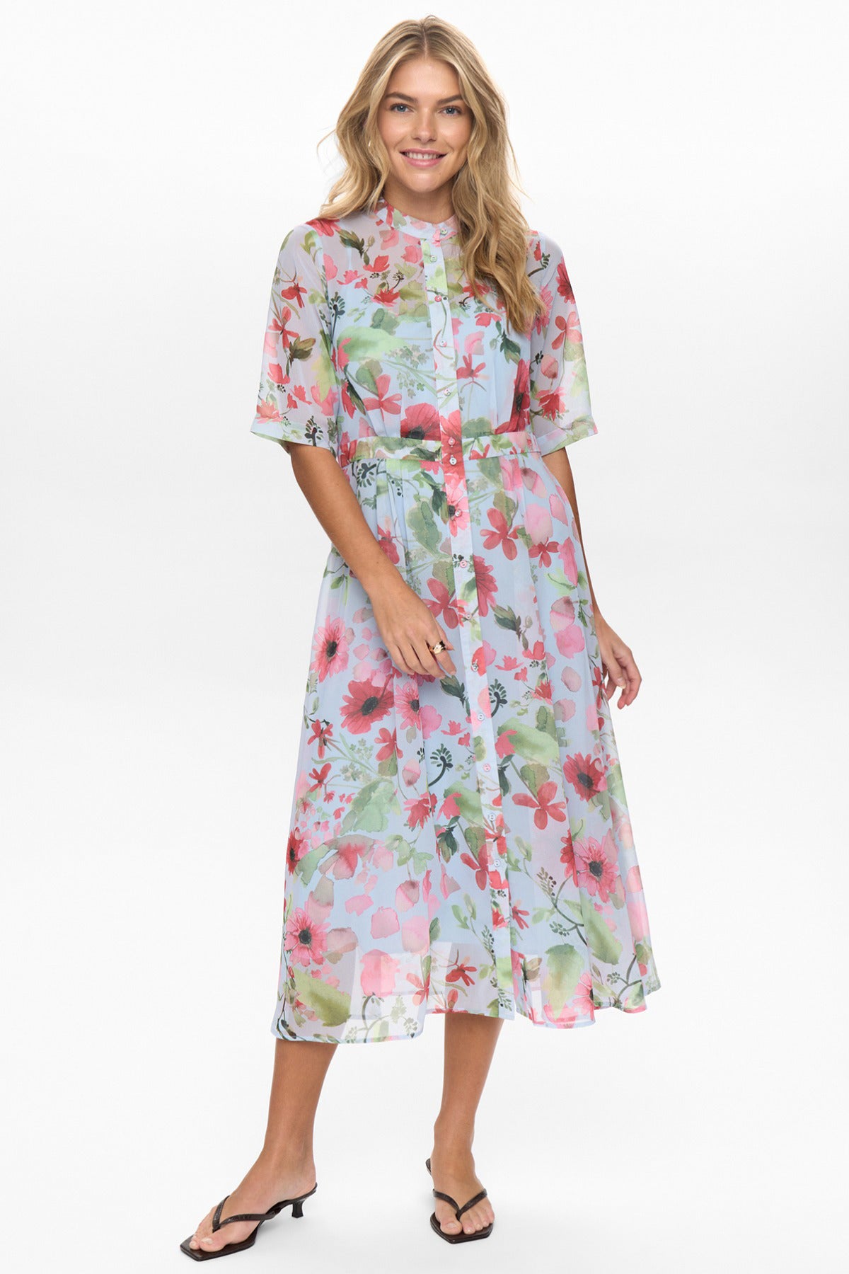 Kortærmet midi-kjole med blomsterprint i lyse blå og rosa nuancer, løstsiddende pasform.