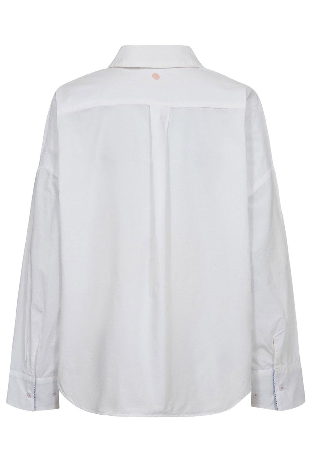 Hvid skjorte i let materiale med skjult knappelukning og klassisk krave set bagfra.