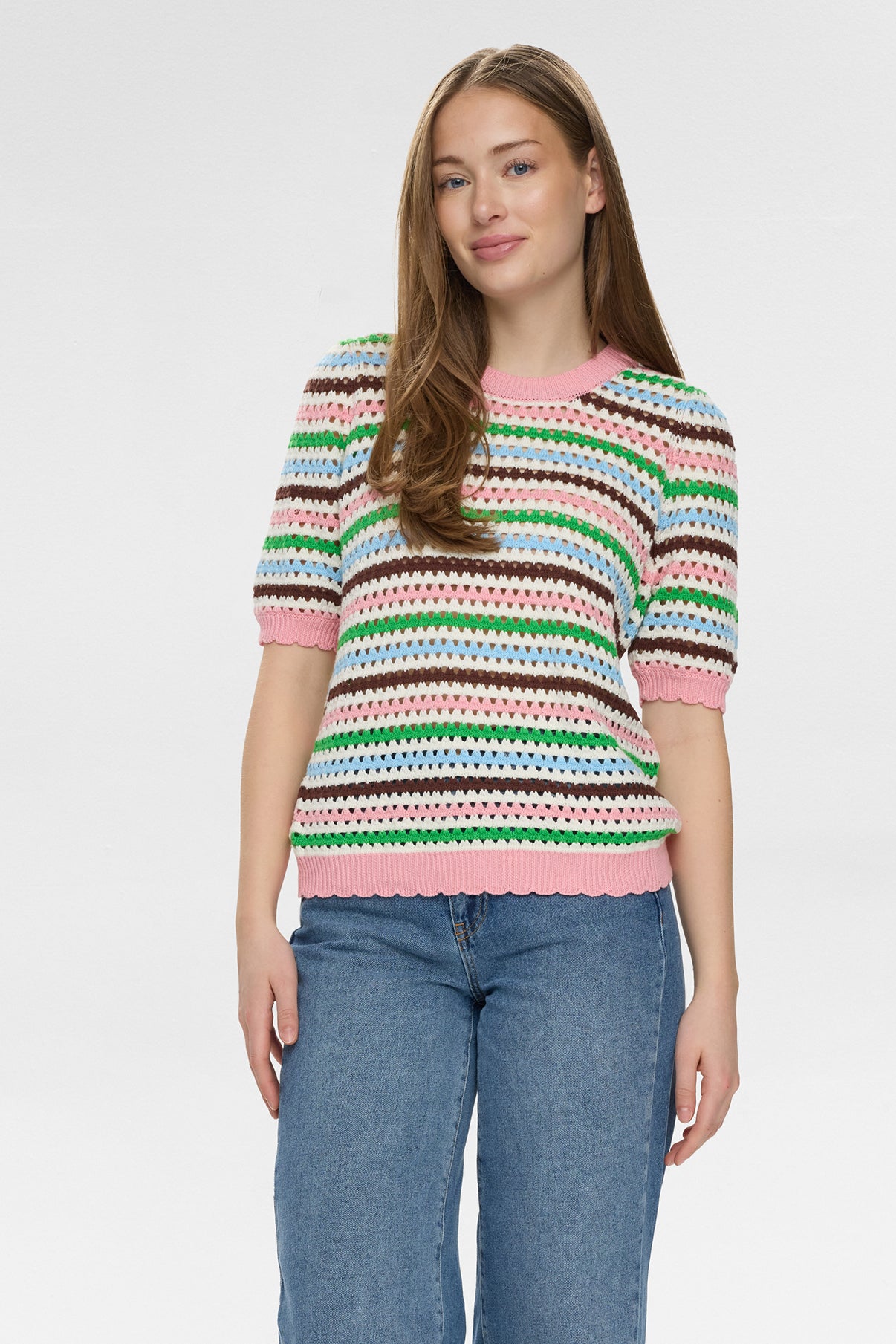 Strikket pullover i lyserød med flerfarvede striber og korte ærmer, afslappet pasform.
