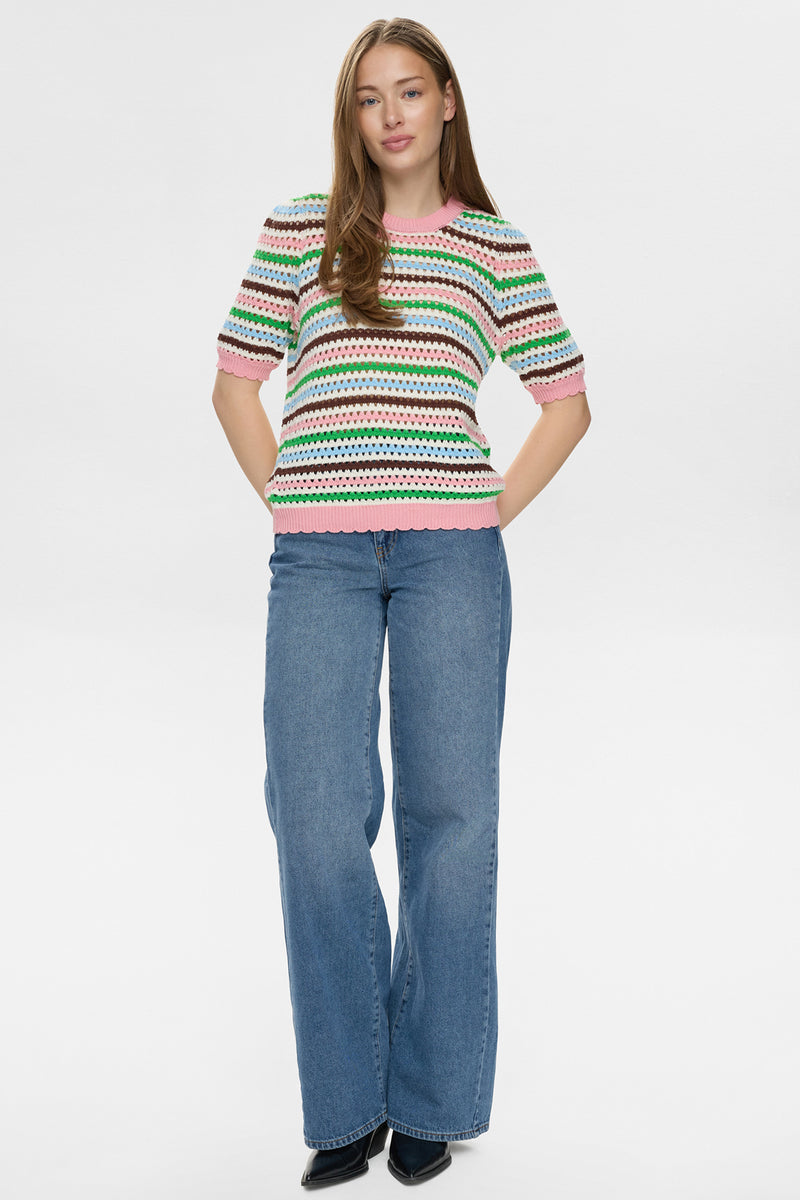 Kortærmet strikket pullover med horisontale striber i pink, grøn og beige.