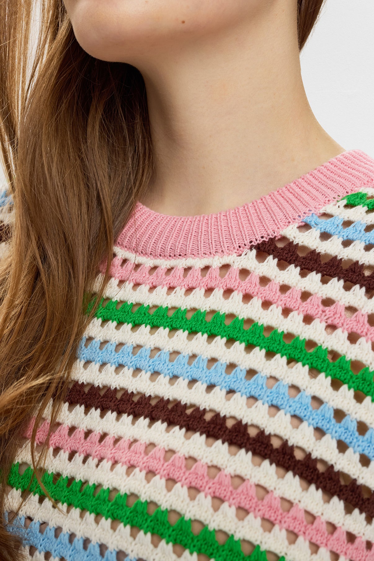 Strikket pullover i pink med flerfarvet stribet mønster og rund halsribkant.