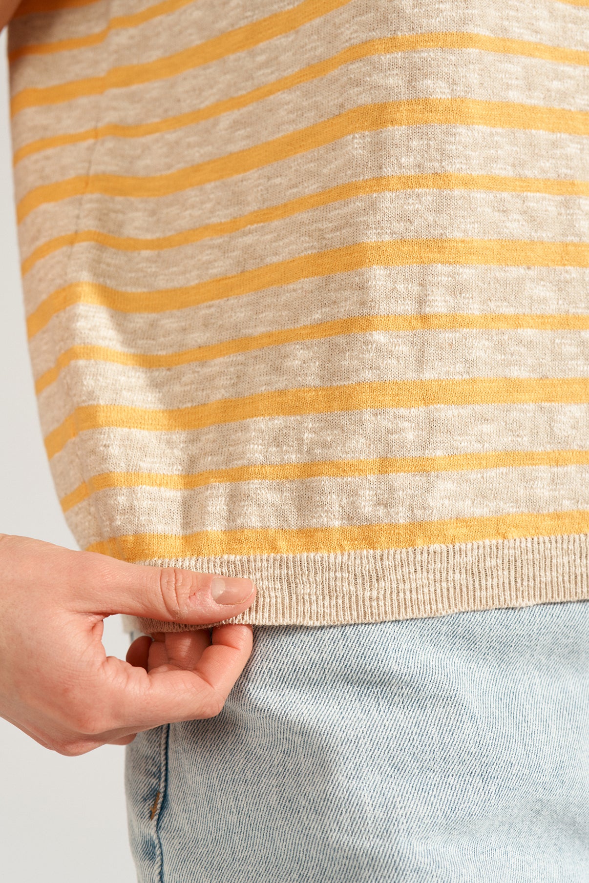 Lysegul og hvid stribet boatneck pullover i let strik med ribkanter nederst.
