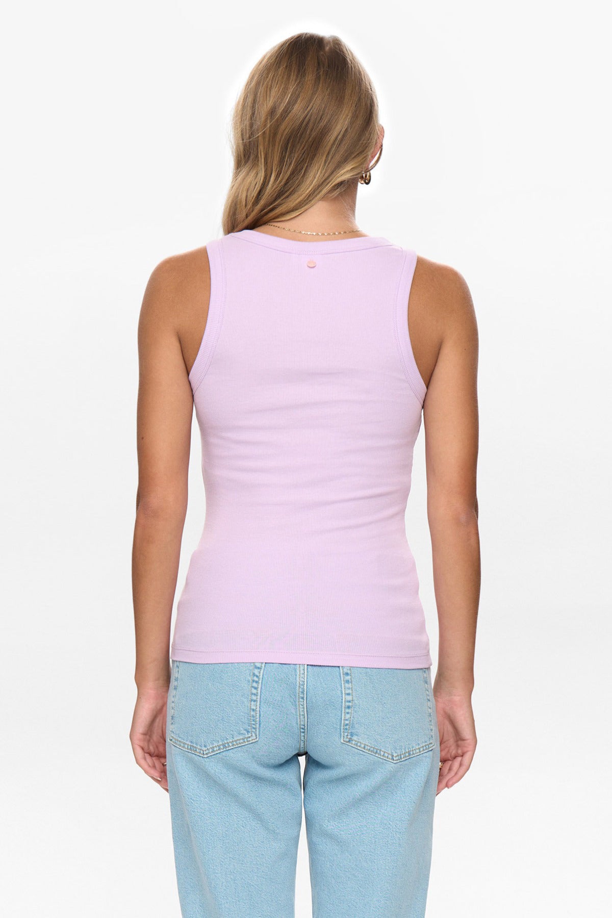 Lyslilla tætsiddende tanktop med rund hals og bredt ærmegab, set bagfra.