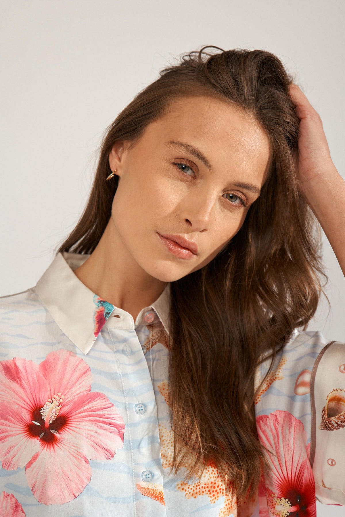 Elegant hvid skjorte med store pink blomster og blå havprint, feminint snit, lange ærmer.