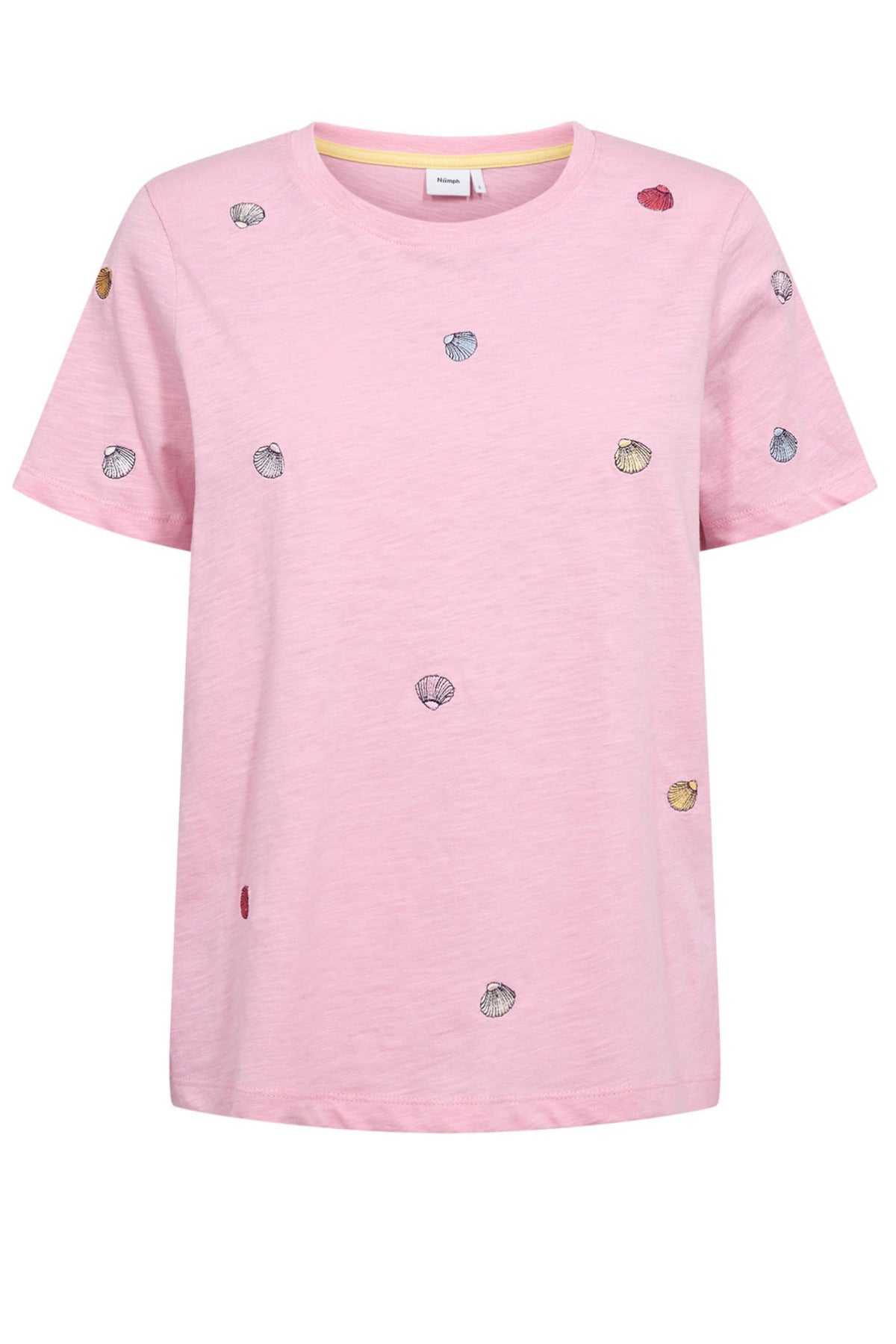 Lyserød t-shirt med korte ærmer og broderede muslingedetaljer spredt på front og ærmer.