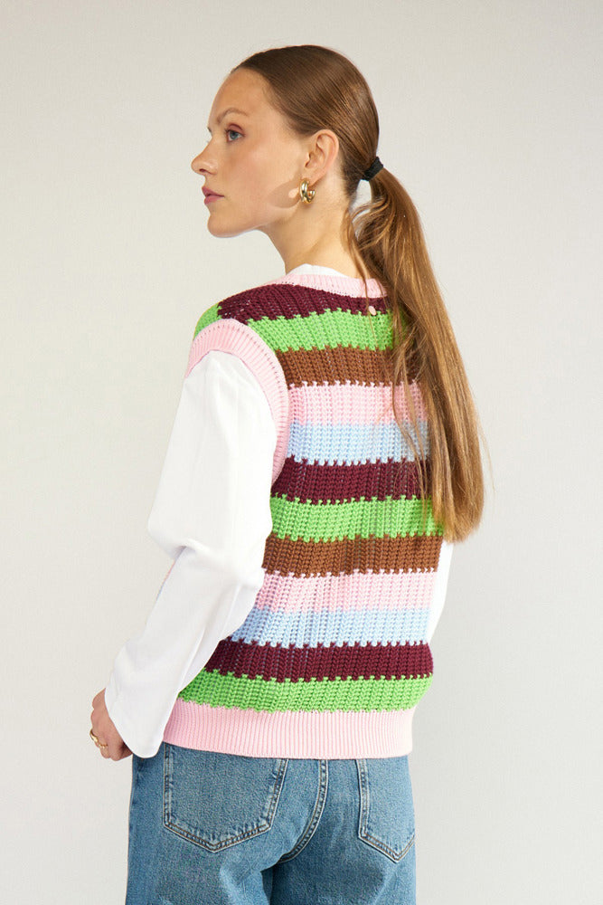 Stribet hæklet strikvest i grøn, brun, pink, lilla og lyserød i oversized pasform.