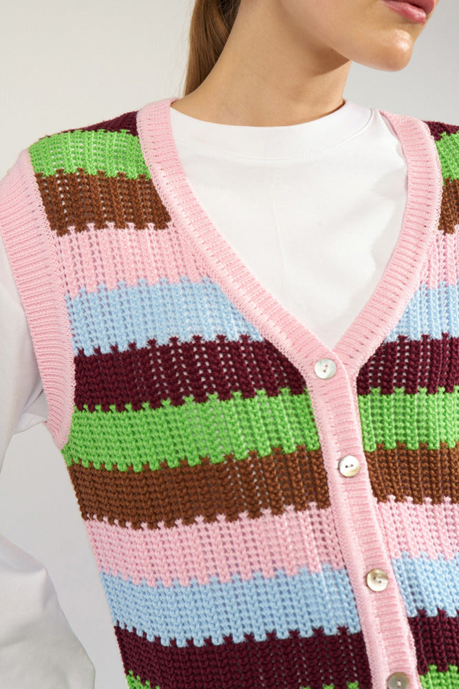 Stribet strikvest i pink, grøn, brun og lyseblå med hæklet look og perleknapper.