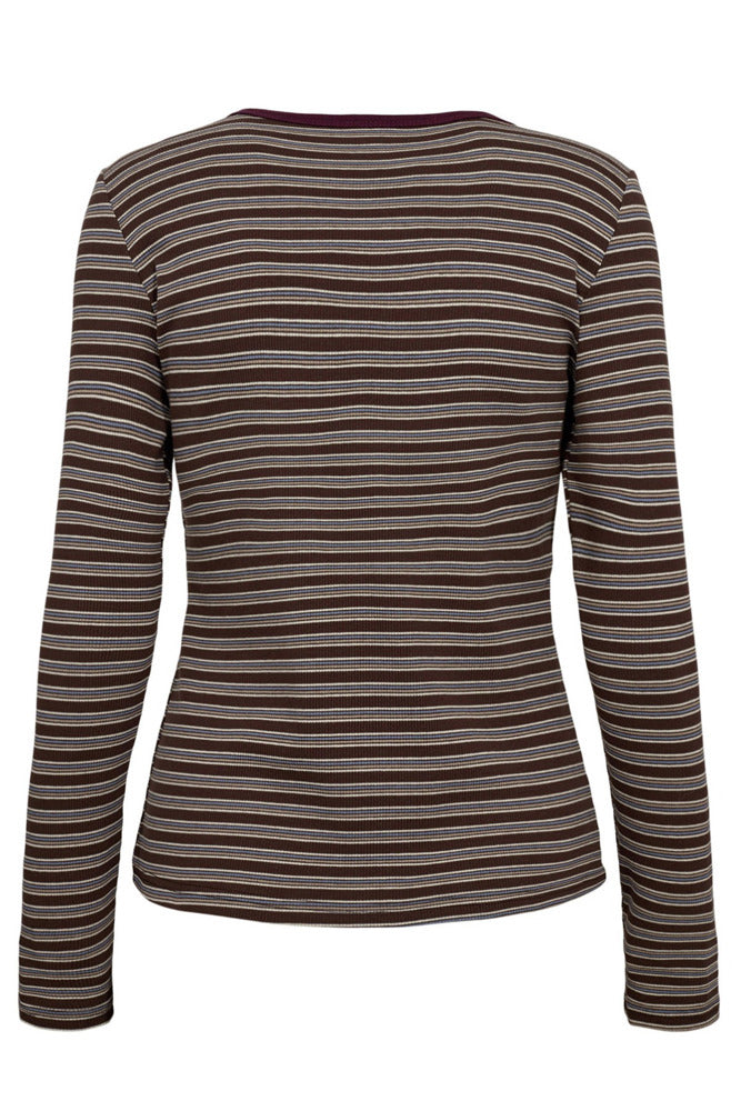 Langærmet t-shirt i dyb taupe med smalle horisontale striber i beige, brun og mørke nuancer.