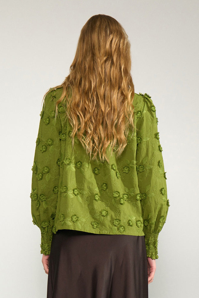 Langærmet bluse i calla green med blomsterbroderi og let puffede ærmer set bagfra.