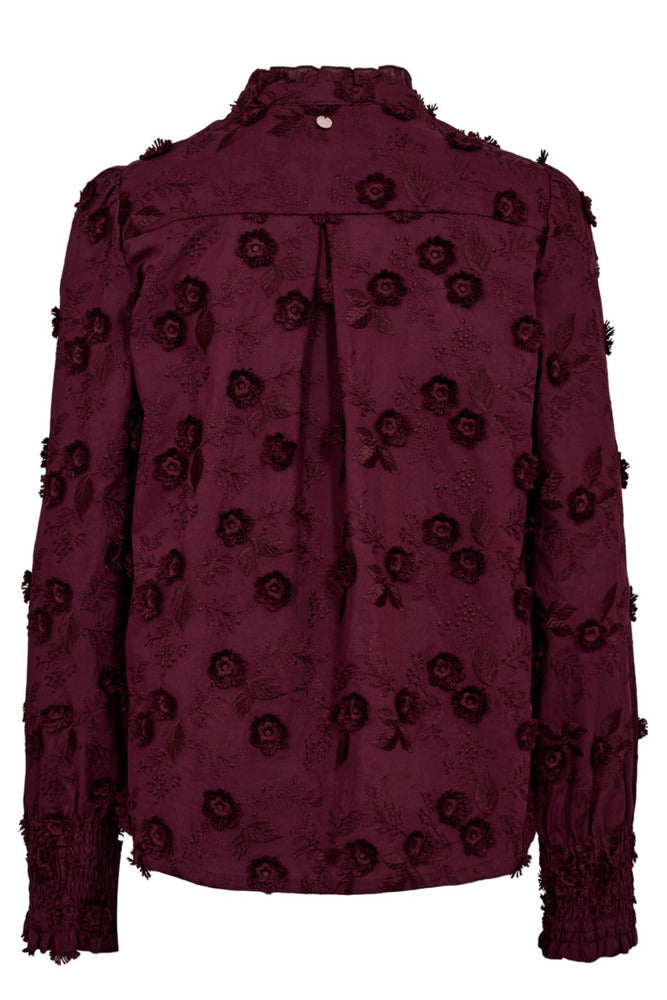 Langærmet bordeaux bluse med høj hals og blomsterbroderi i relief.