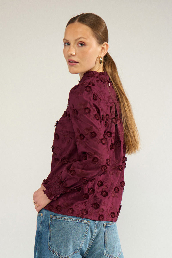 NULENEA - Langærmet bluse med blomster broderi