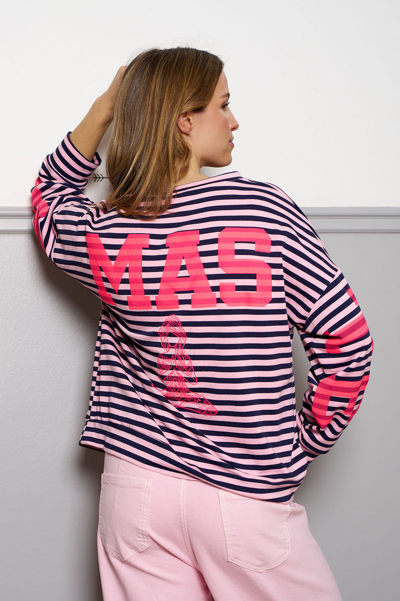 Langærmet bluse med blå og hvide striber, pink kontrastprint og print på ryg og ærmer.
