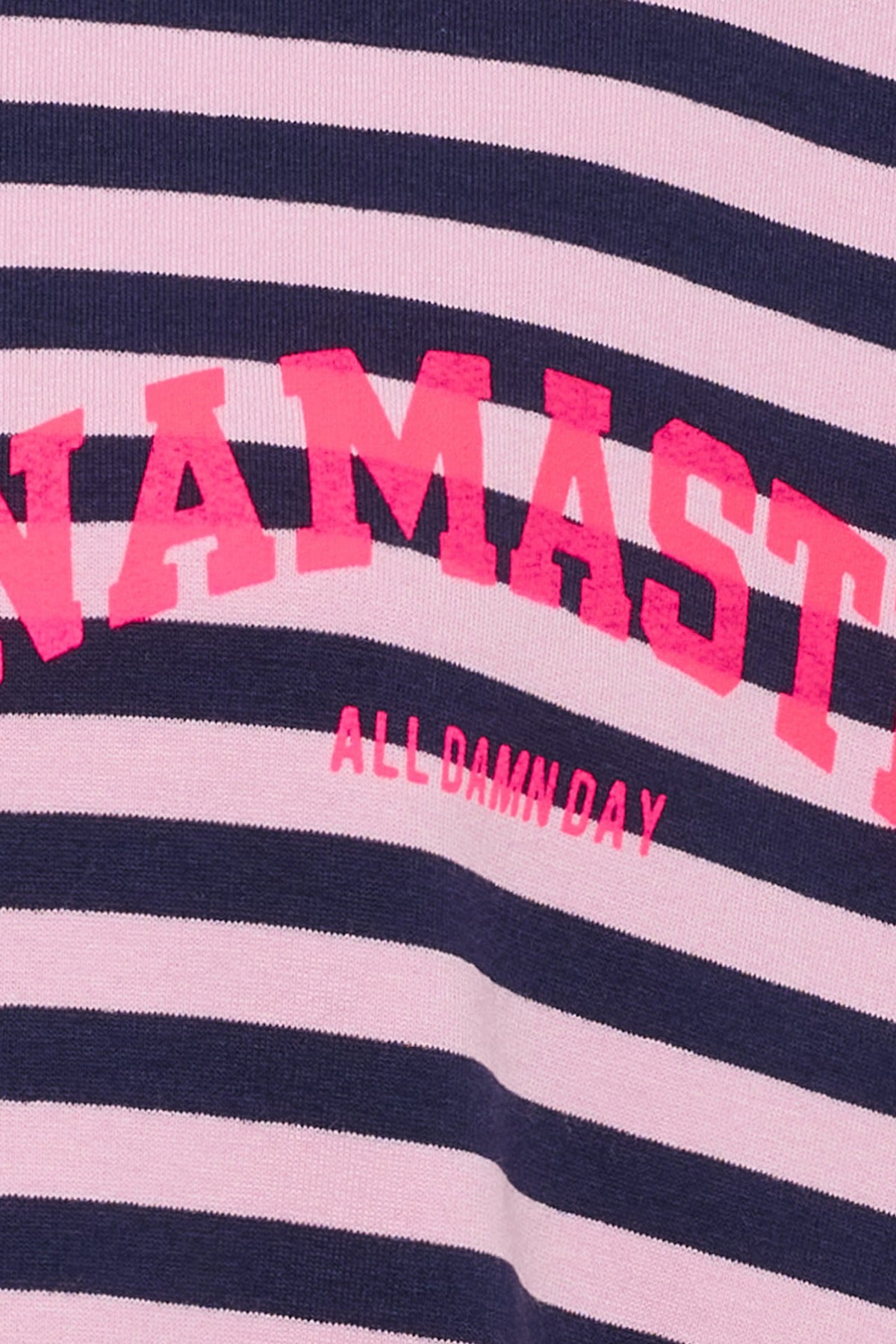 Langærmet bluse med lyserøde og mørkeblå striber samt pink kontrastprint "NAMASTE ALL DAMN DAY".