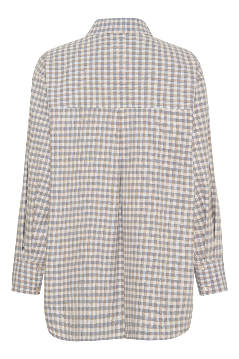 Blåternet skjorte i oversized fit med lange ærmer og krave, let rundet kant.