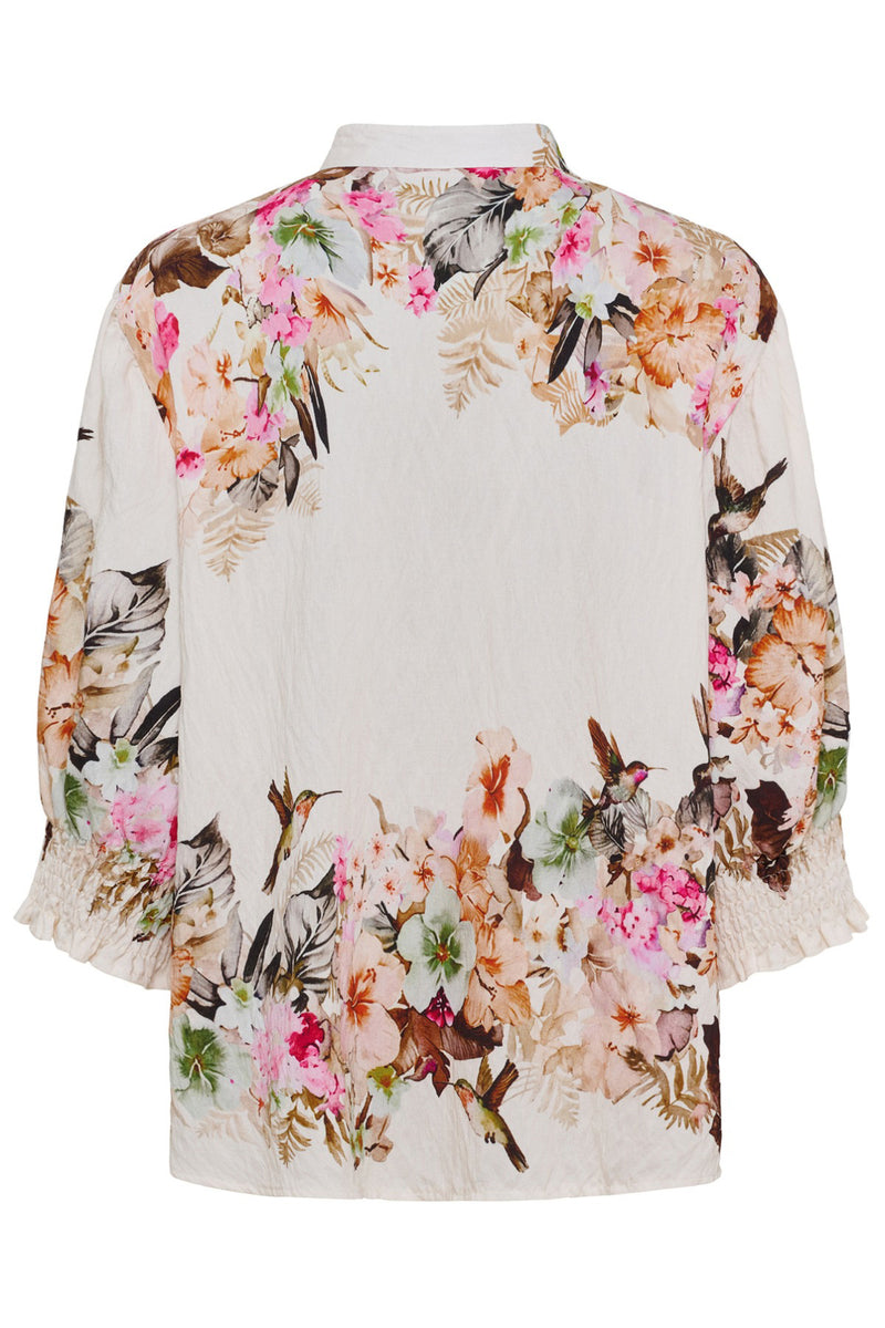 Cremehvid bluse med blomsterprint og smockdetaljer ved ærmerne.