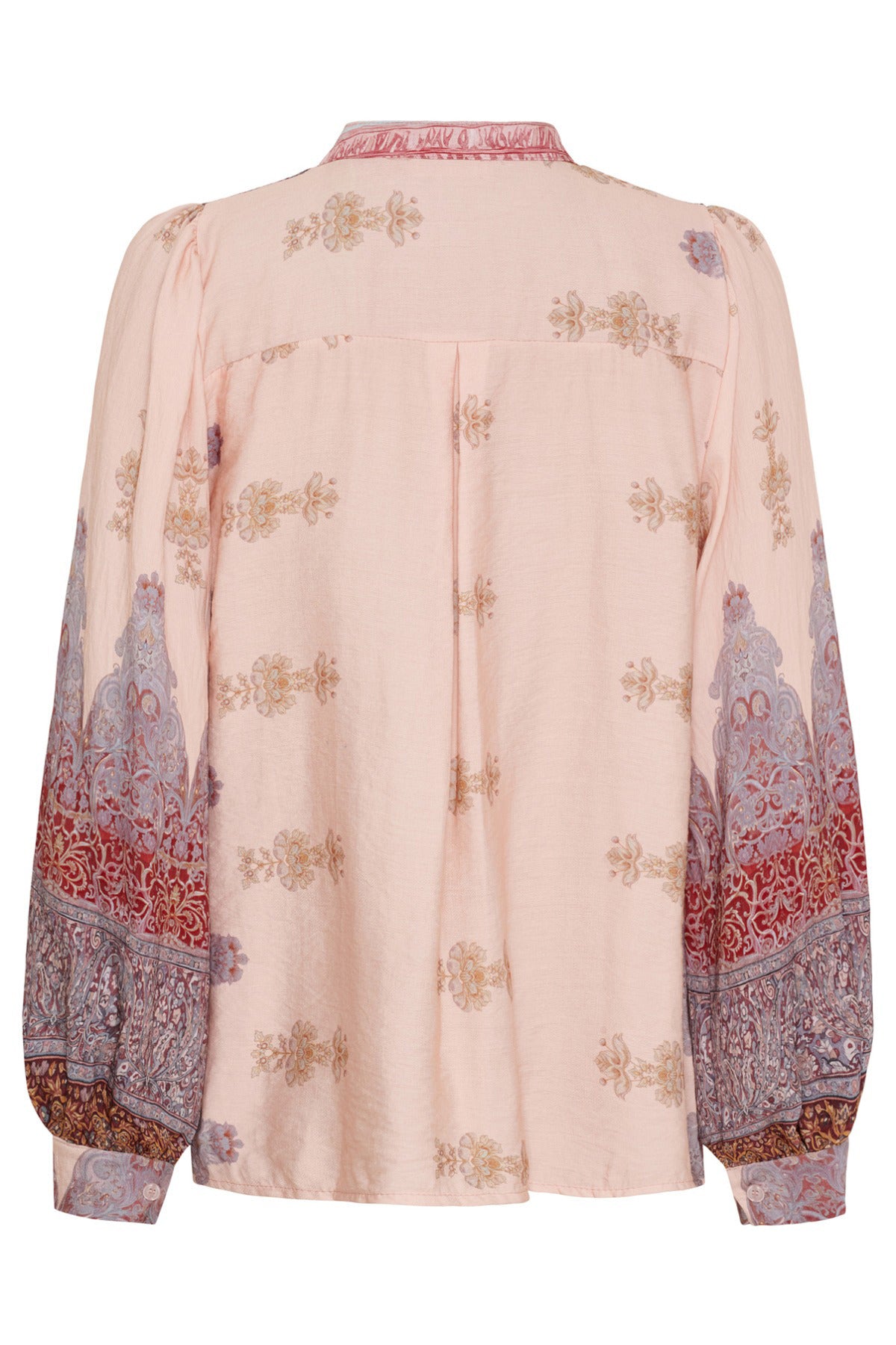 Lyserød bluse med broderede mønstre og lange ærmer med blåt og rødt print.
