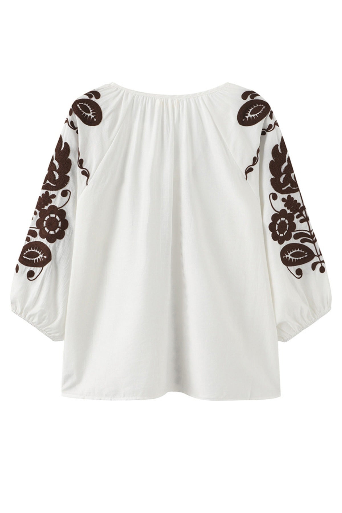Hvid bohemebluse med mørkebrune broderier på 3/4-ærmer og løstsiddende pasform.