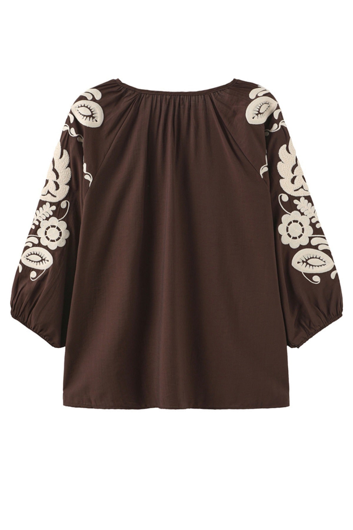 Mørkebrun bohemebluse med cremefarvet broderi på trekvartærmer og rund hals.