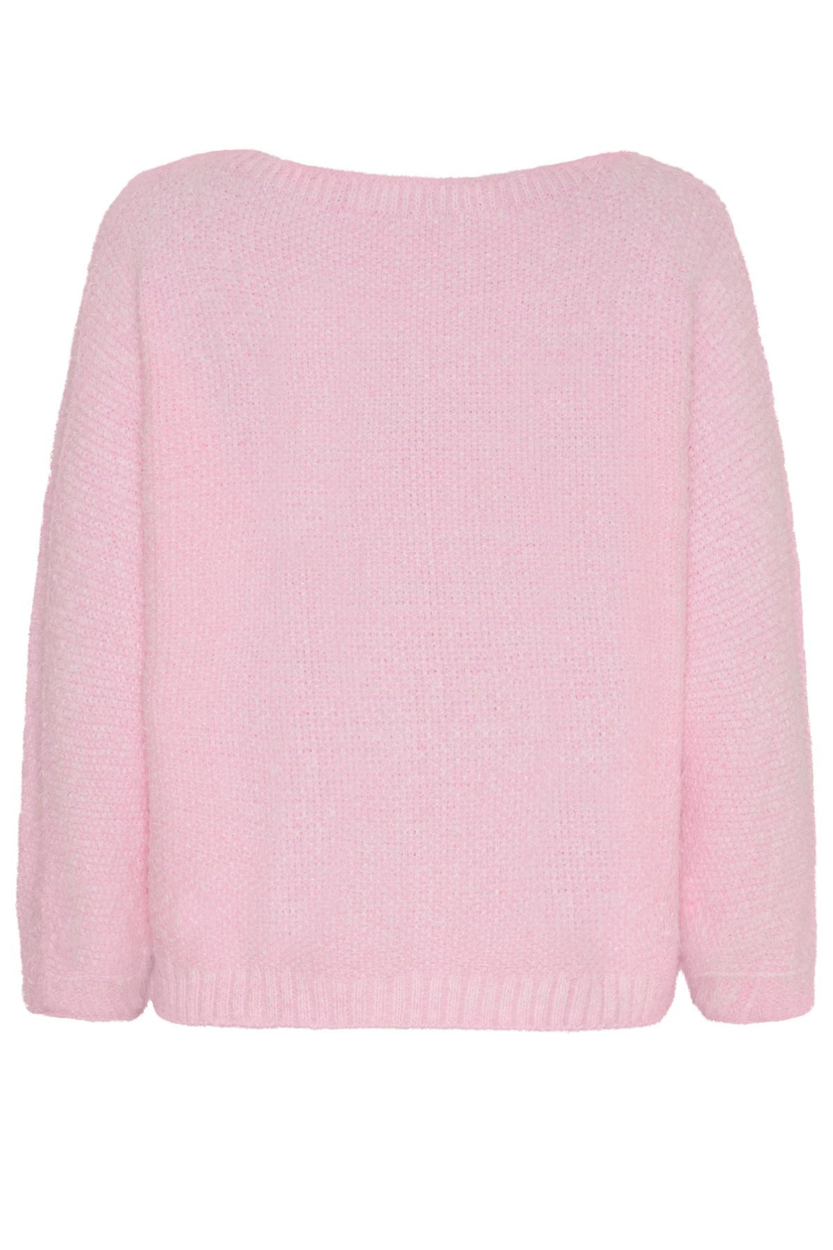 Lyserød strikket sweater med bådudskæring og lange ærmer, blød tekstur.