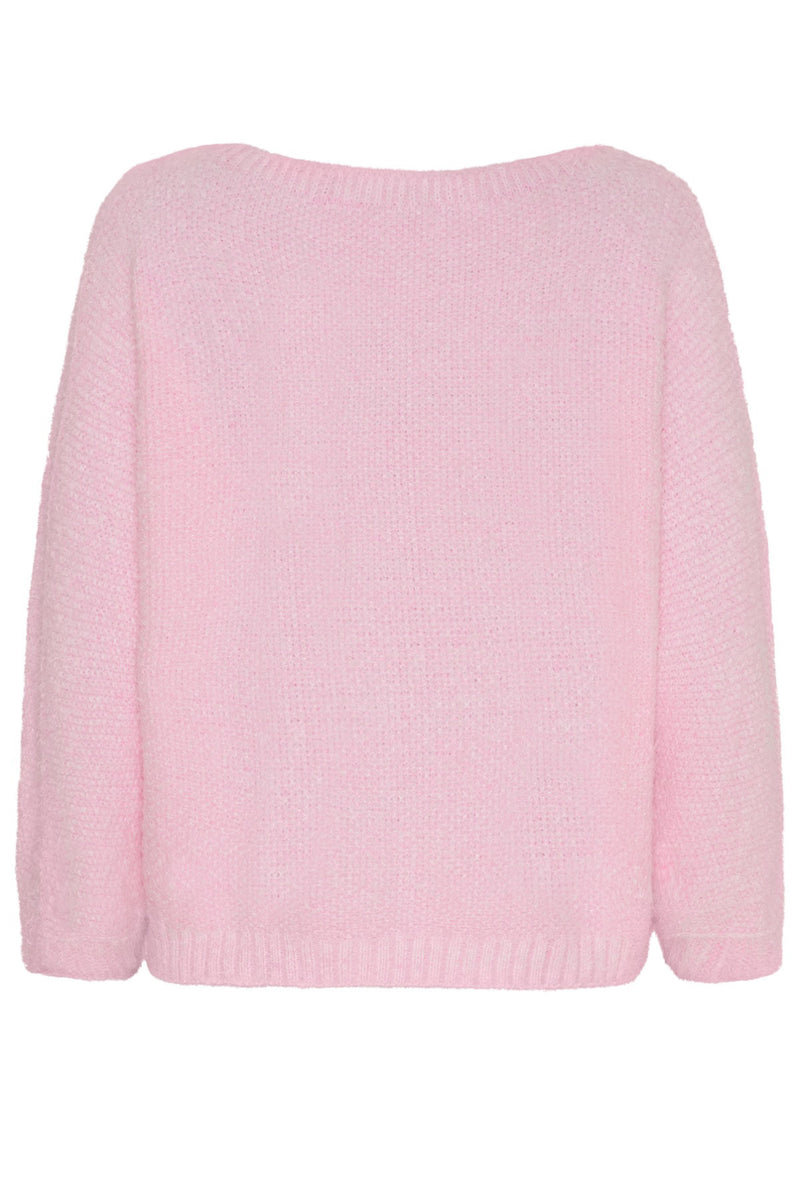 Lyserød strikket sweater med bådudskæring og lange ærmer, blød tekstur.