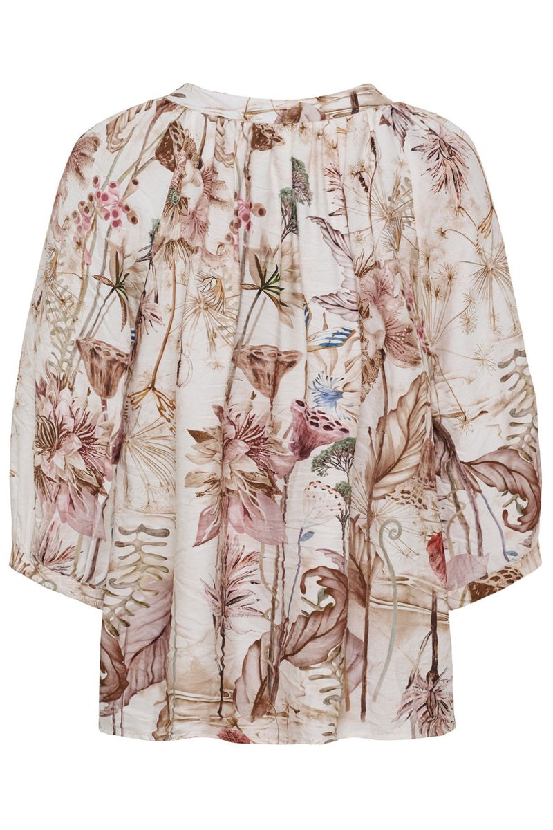 Beige bluse med v-hals, knappelukning og blomstermønster i jordfarver.