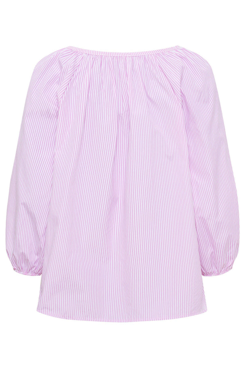 Lyserød bluse med lange ærmer og rund hals med let rynkede detaljer.