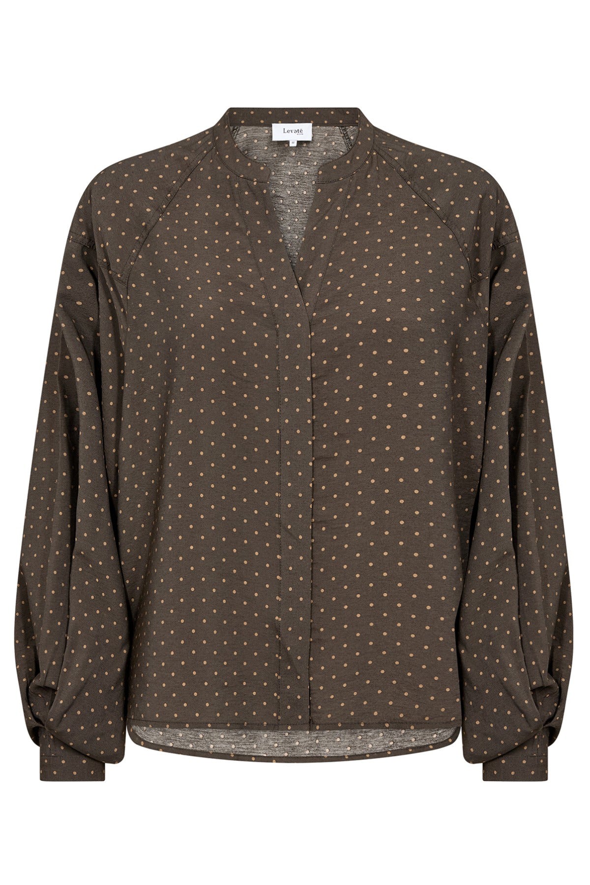 Langærmet mørkebrun skjortebluse med små beige prikker og rundet V-hals.