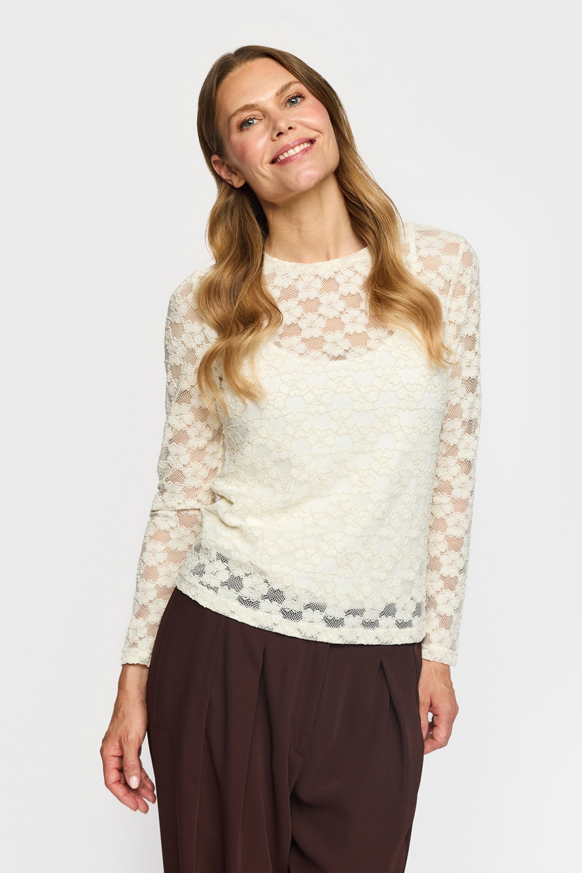 TILDE - Blondebluse med blomstermønster