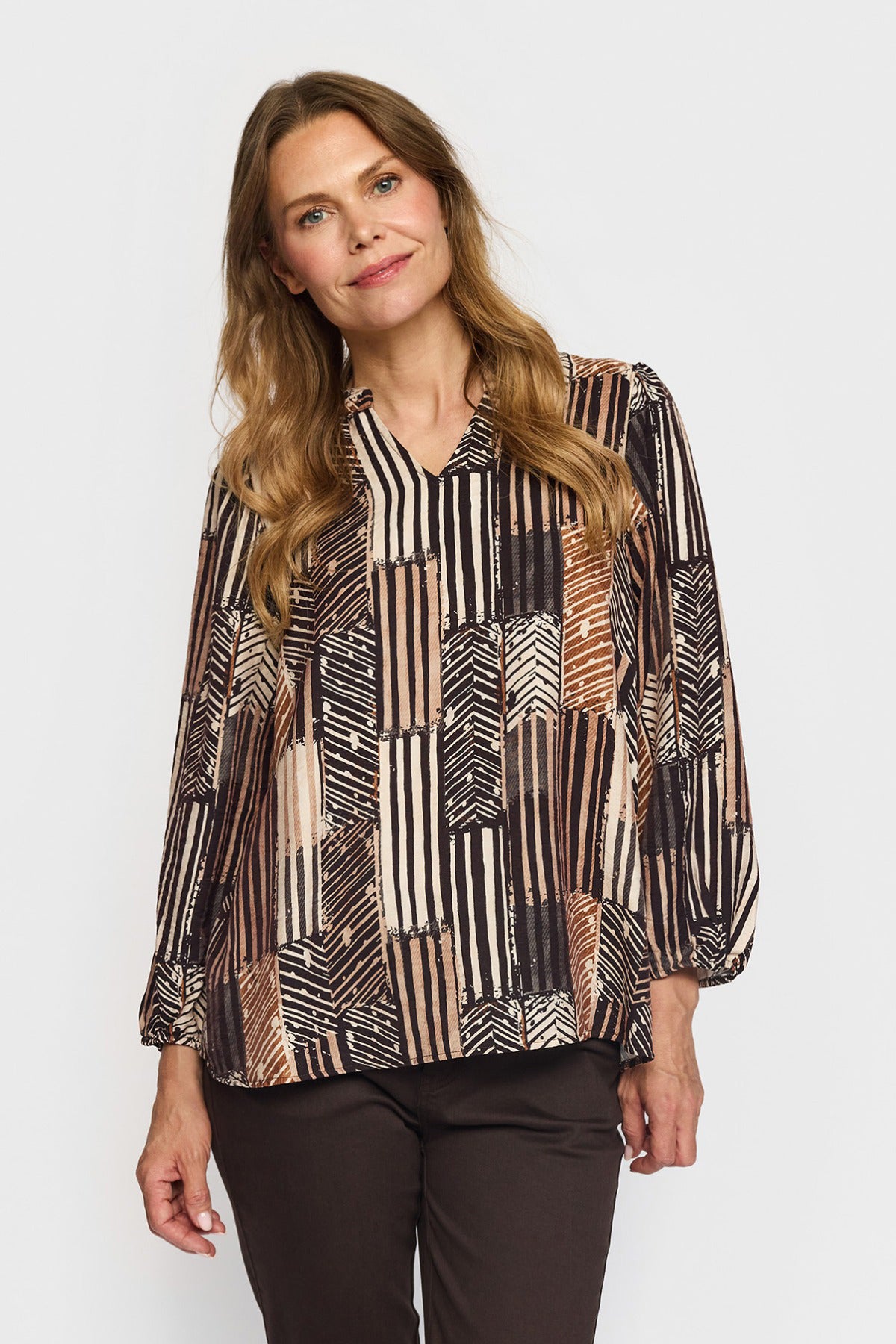 Langærmet bluse med V-hals i brun og sort mønstret stribet design.